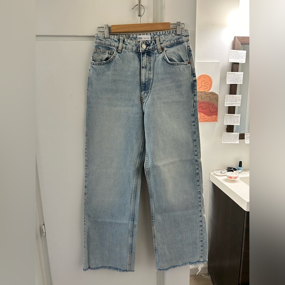 Zara light wash high rise jeans. Size 6